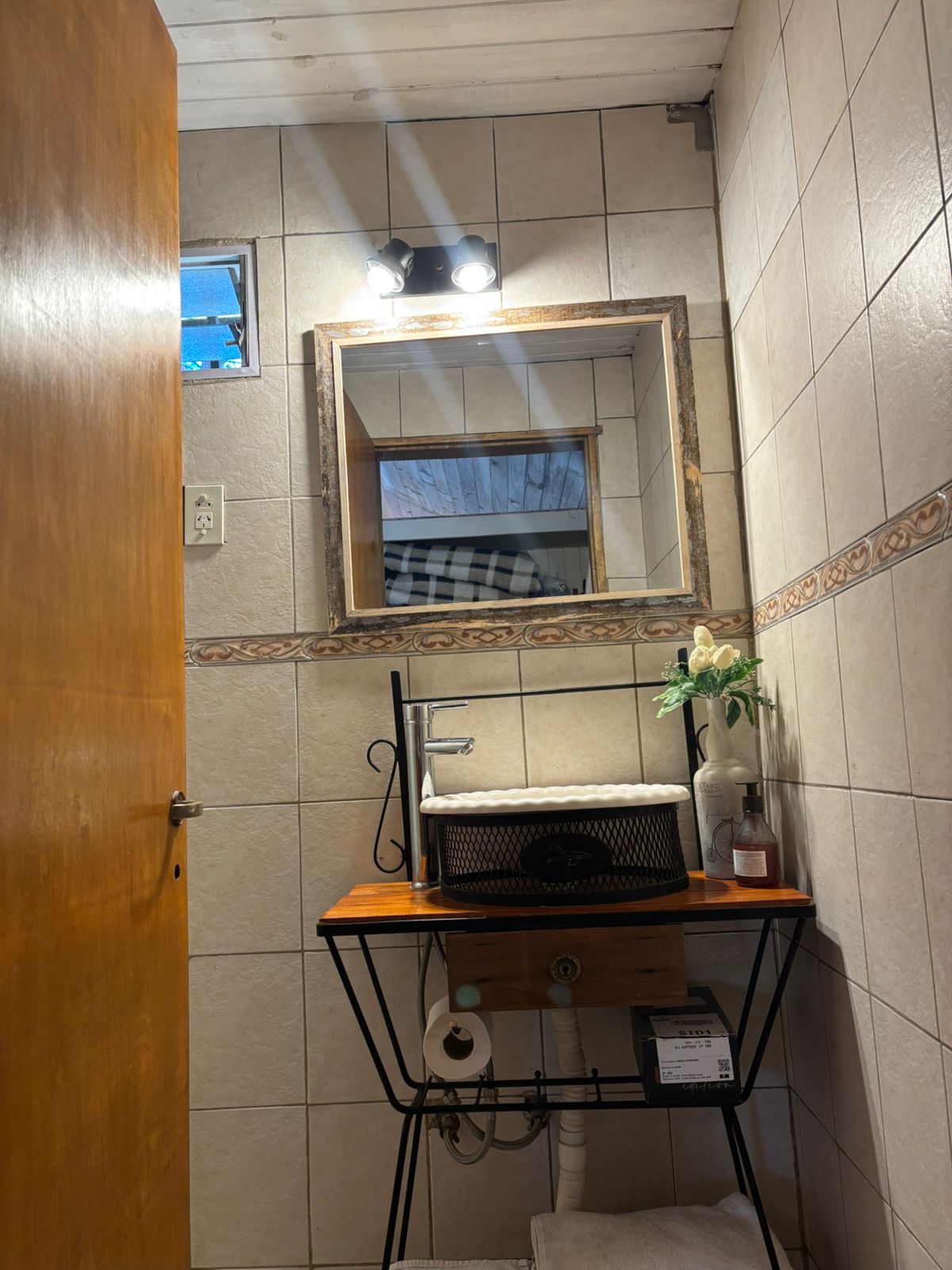 Baño completo con vanitory y espejo
