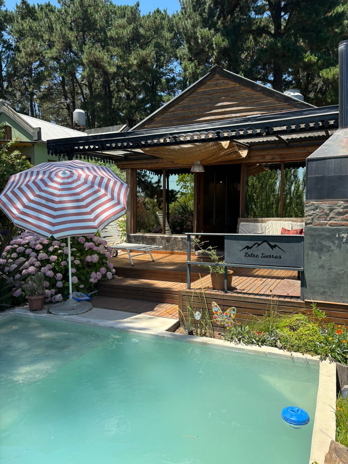 Cabaña Entre Sierras con pileta, deck de madera y sombrilla en Tandil