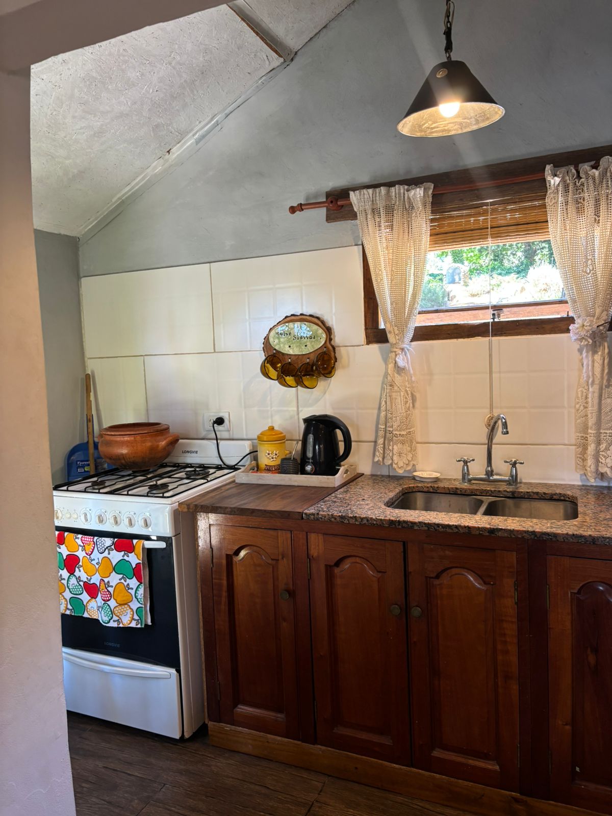 Cocina equipada con horno, pava eléctrica y bacha