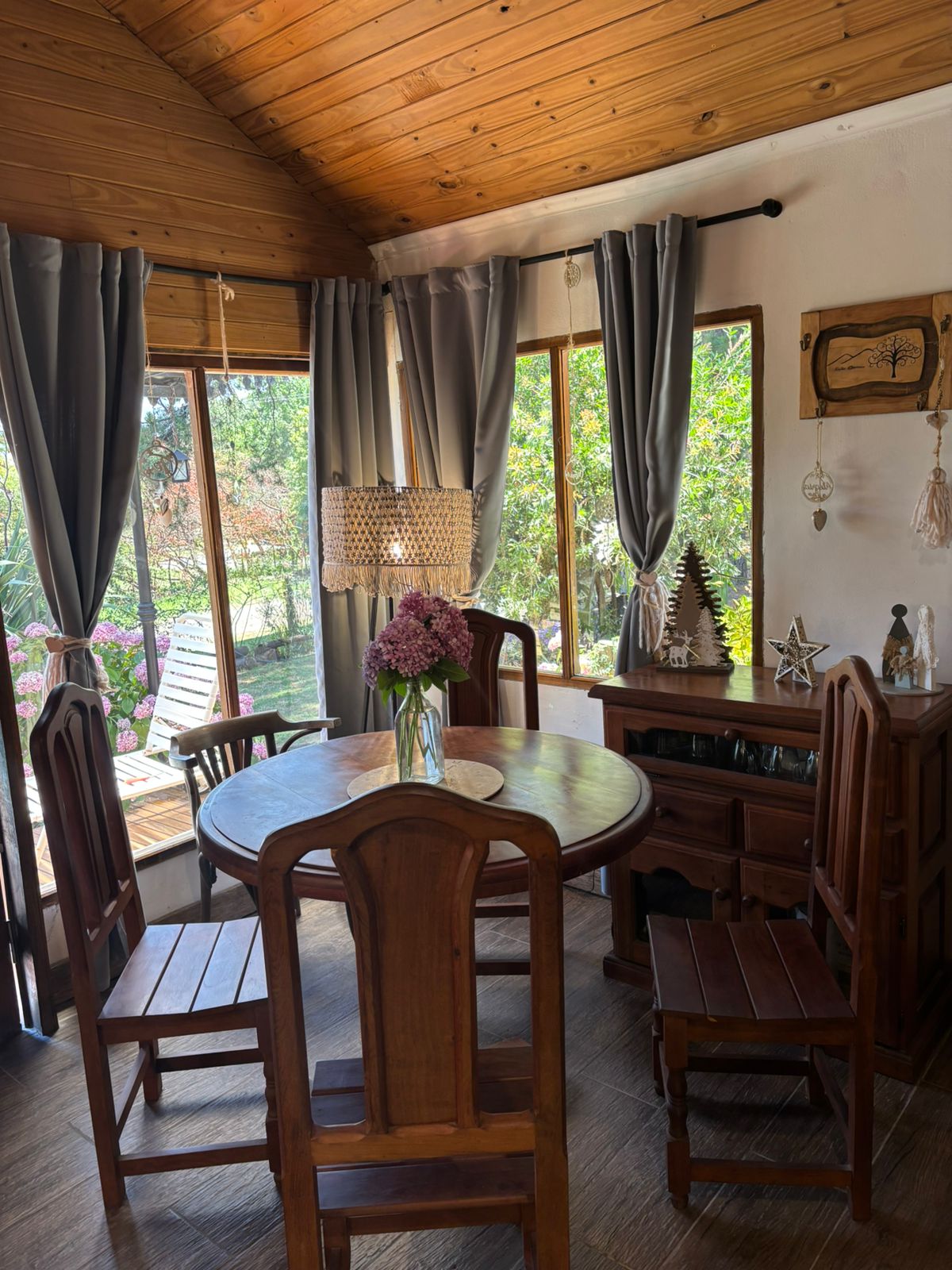 Comedor luminoso con mesa de madera y vista al jardín