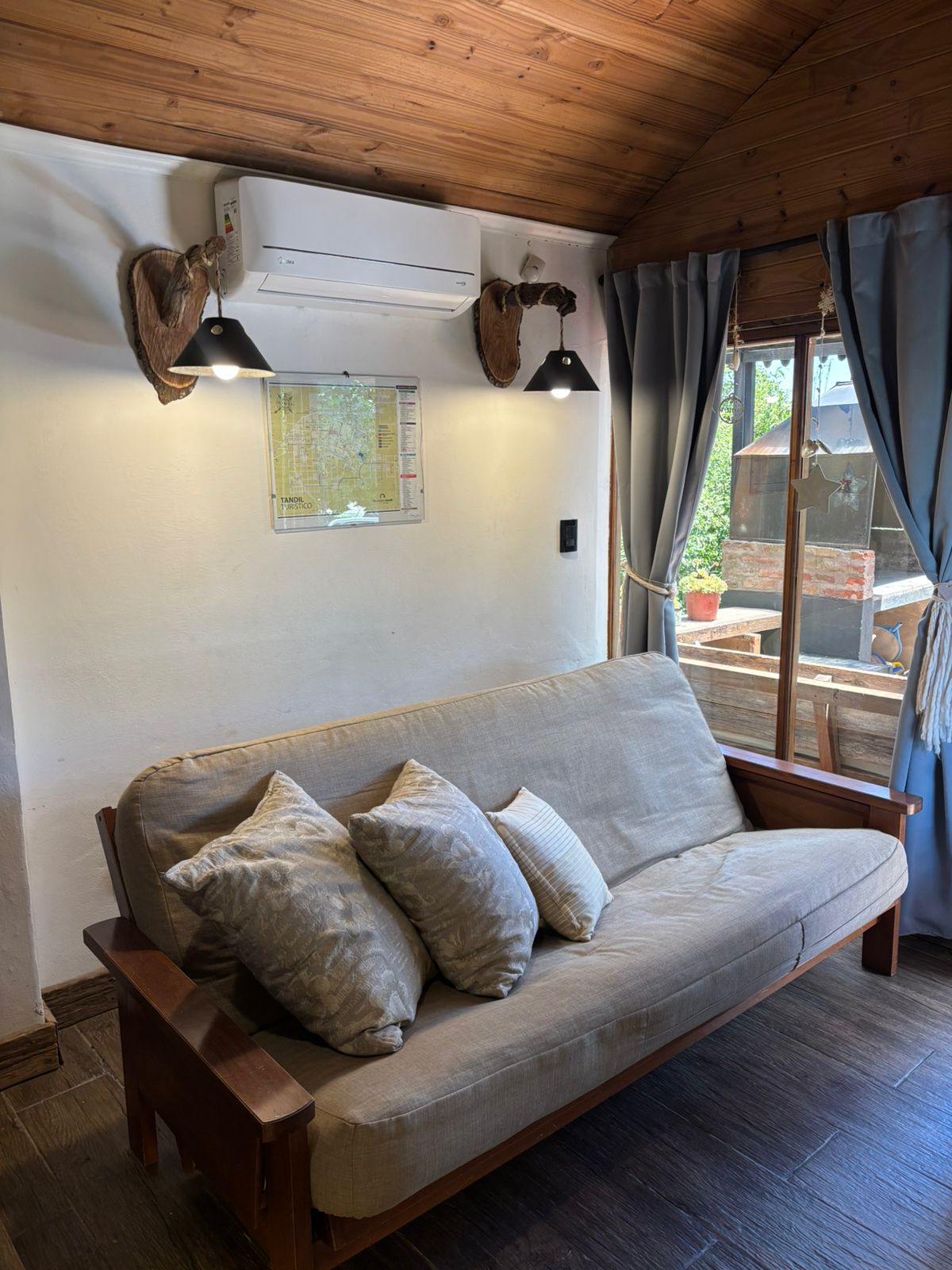 Estar con futón cama y aire acondicionado